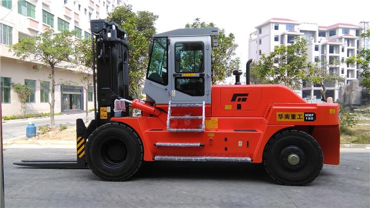 Xe nâng 18 tấn