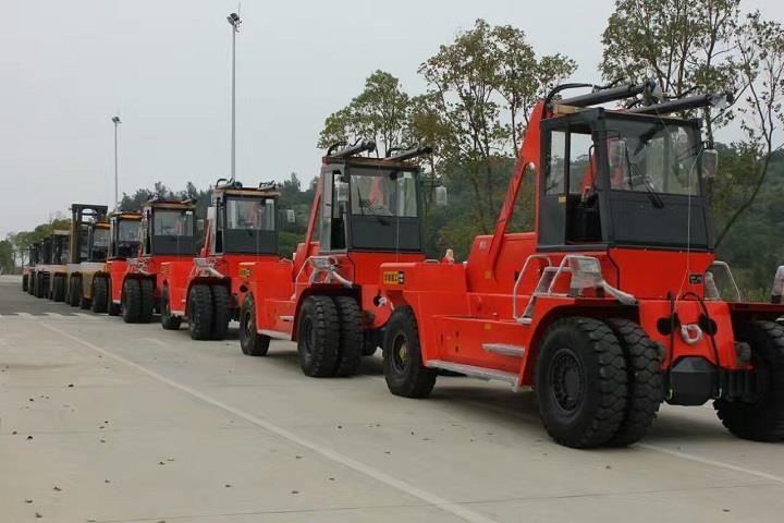 Xe nâng hạng nặng 45 tấn