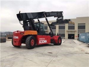 Xe nâng container 45 tấn