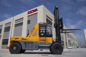 Xe nâng hạng nặng với bộ xử lý điện từ để nâng tấm thép