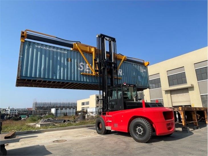 Xe nâng 10 tấn gắn kẹp container công việc cho container rỗng